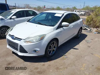 2013 Ford Focus SE z VIN 1FADP3F25DL164555, wystawiony jako IAAI lot #41945007 z przebiegiem 119 699 mil mil oraz . Historia ofert i sprzedaży dostępna na DreamBid. Obrazek 2.