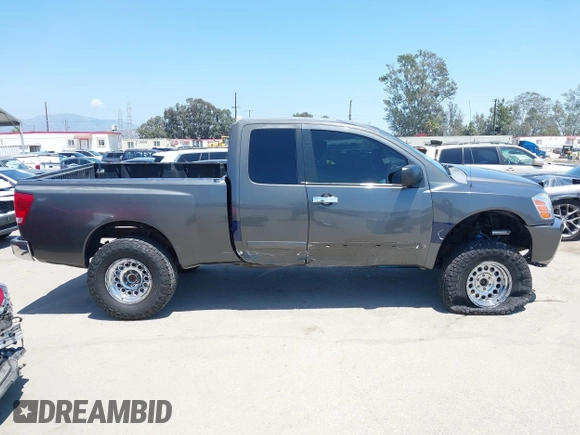 2006 Nissan Titan XE z VIN 1N6AA06B06N551578, wystawiony jako IAAI lot #42403828 z przebiegiem 143 420 mil mil oraz . Historia ofert i sprzedaży dostępna na DreamBid. Obrazek 13.