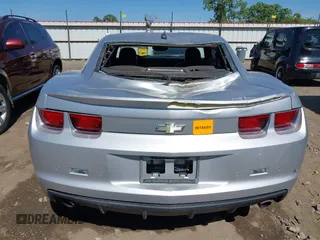2010 Chevrolet Camaro 2LT z VIN 2G1FG1EV4A9143369, wystawiony jako IAAI lot #42238723 z przebiegiem 227 050 mil mil oraz . Historia ofert i sprzedaży dostępna na DreamBid. Obrazek 16.