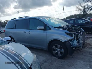 2015 Toyota Sienna LE AAS z VIN 5TDKK3DCXFS653627, wystawiony jako IAAI lot #41477920 z przebiegiem Nie podano mil oraz . Historia ofert i sprzedaży dostępna na DreamBid. Obrazek 14.