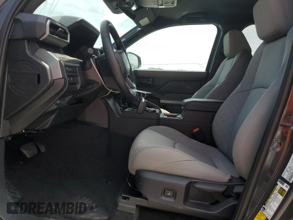 2024 Toyota Tacoma SR5 z VIN 3TMLB5JN6RM058039, wystawiony jako Copart lot #57168865 z przebiegiem 1 859 mil mil oraz Czysty tytuł • Clean title. Historia ofert i sprzedaży dostępna na DreamBid. Obrazek 7.