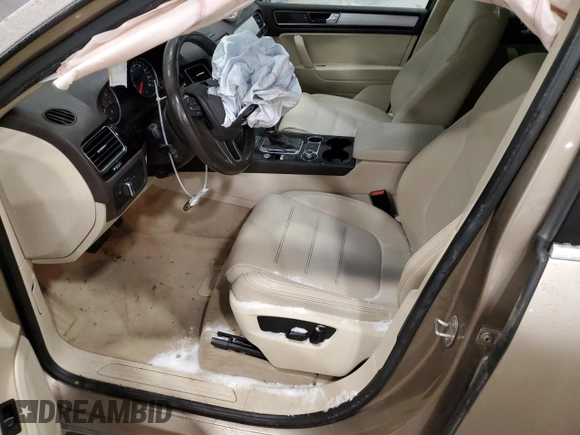 2016 Volkswagen Touareg Sport with VIN WVGEF9BP3GD010197, listed as a Copart auction lot 85826584 with 106,375 mi miles and Salvage Title. Bid and sale history available at DreamBid. Image 7.