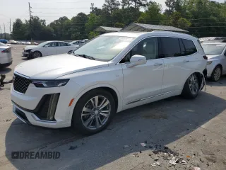 2022 Cadillac XT6 Premium Luxury z VIN 1GYKPCRSXNZ111467, wystawiony jako Copart lot #56968685 z przebiegiem 47 117 mil mil oraz Szkoda całkowita • Salvage title. Historia ofert i sprzedaży dostępna na DreamBid. Obrazek 1.