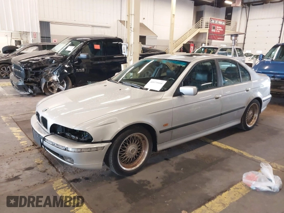 2000 BMW 5 Series 528iA with VIN WBADM6343YGU29947, listed as a IAAI auction lot 40979995 with 191,475 mi miles. Bid and sale history available at carsss.com. Image 2.