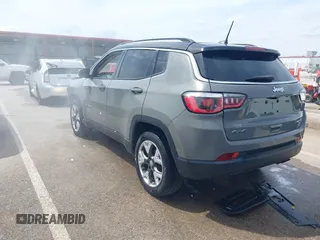 2019 Jeep Compass Limited z VIN 3C4NJDCB3KT734161, wystawiony jako IAAI lot #42114380 z przebiegiem 131 426 mil mil oraz . Historia ofert i sprzedaży dostępna na DreamBid. Obrazek 3.