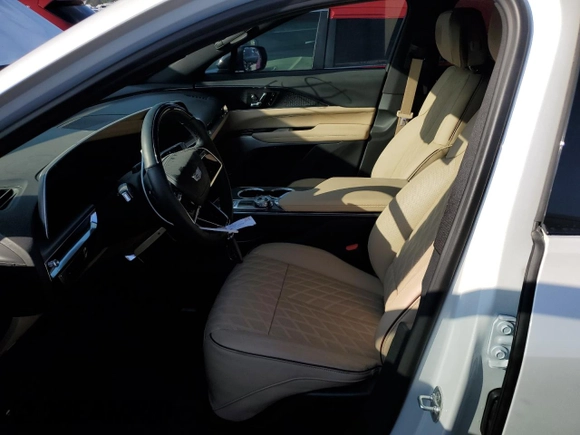 2024 Cadillac LYRIQ Luxury z VIN 1GYKPSRK6RZ121087, wystawiony jako Copart lot #83309844 z przebiegiem 3038 mil mil oraz Szkody całkowita. Historia ofert i sprzedaży dostępna na DreamBid. Obrazek 7.