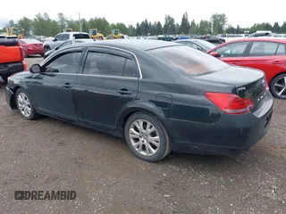 2008 Toyota Avalon XL z VIN 4T1BK36B98U322973, wystawiony jako IAAI lot #42293619 z przebiegiem 115 168 mil mil oraz . Historia ofert i sprzedaży dostępna na DreamBid. Obrazek 3.