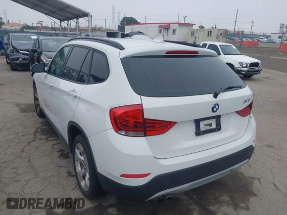 2015 BMW X1 sDrive28i z VIN WBAVM1C50FVZ93810, wystawiony jako IAAI lot #42475276 z przebiegiem 139 118 mil mil oraz . Historia ofert i sprzedaży dostępna na DreamBid. Obrazek 3.