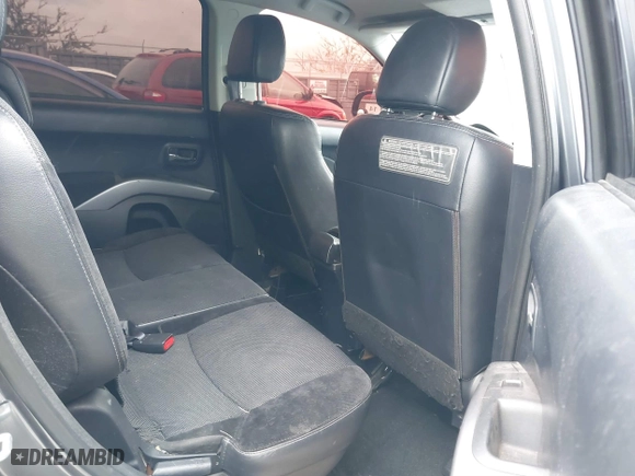 2011 Mitsubishi Outlander SE with VIN JA4AS3AW2BU040220, listed as a IAAI auction lot 41728765 with 192,187 mi miles. Bid and sale history available at carsss.com. Image 8.