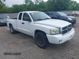 2005 Dodge Dakota SLT z VIN 1D7HW42N75S213191, wystawiony jako IAAI lot #42345554 z przebiegiem 152 833 mil mil oraz . Historia ofert i sprzedaży dostępna na DreamBid. Obrazek 1.
