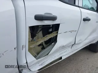 2023 Chevrolet Colorado 2WD Work Truck z VIN 1GCGSBECXP1210035, wystawiony jako IAAI lot #41906185 z przebiegiem 15 001 mil mil oraz . Historia ofert i sprzedaży dostępna na DreamBid. Obrazek 22.