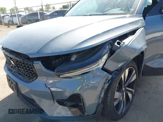 2023 Volvo XC40 Ultimate Dark Theme z VIN YV4L12UX9P2060819, wystawiony jako IAAI lot #42101069 z przebiegiem 24 171 mil mil oraz . Historia ofert i sprzedaży dostępna na DreamBid. Obrazek 6.