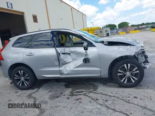2024 Volvo XC60 Core Dark Theme z VIN YV4L12RK1R1908391, wystawiony jako IAAI lot #41212899 z przebiegiem 9083 mil mil oraz . Historia ofert i sprzedaży dostępna na DreamBid. Obrazek 13.