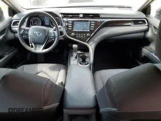 2018 Toyota Camry LE z VIN 4T1B11HK3JU525478, wystawiony jako Copart lot #56112235 z przebiegiem 141 609 mil mil oraz Szkoda całkowita • Salvage title. Historia ofert i sprzedaży dostępna na DreamBid. Obrazek 8.