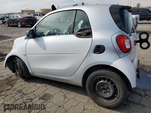 2016 Smart fortwo Passion z VIN WMEFJ5DA4GK141225, wystawiony jako Copart lot #48356965 z przebiegiem 65 928 mil mil oraz Szkody całkowita. Historia ofert i sprzedaży dostępna na DreamBid. Obrazek 2.