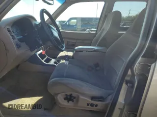 2000 Ford Explorer XLT z VIN 1FMDU83P1YZC26628, wystawiony jako Copart lot #69201664 z przebiegiem 219 384 mil mil oraz Nie do naprawy • Non repairable. Historia ofert i sprzedaży dostępna na DreamBid. Obrazek 7.