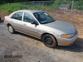 1998 Ford Escort LX z VIN 1FAFP10P3WW234833, wystawiony jako IAAI lot #42316400 z przebiegiem 79 470 mil mil oraz . Historia ofert i sprzedaży dostępna na DreamBid. Obrazek 1.
