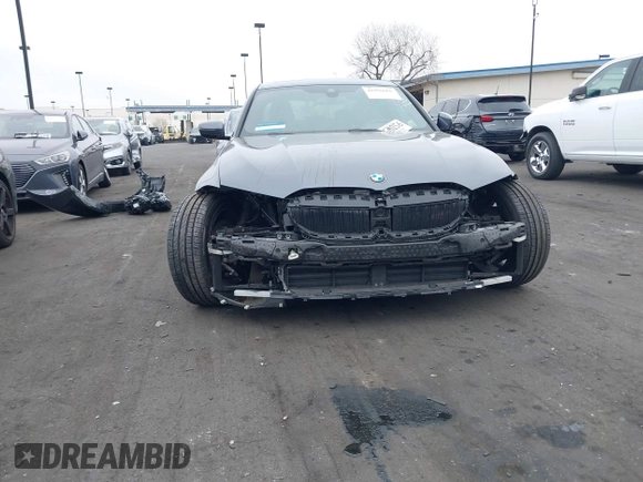 2022 BMW 3 Series 330i z VIN 3MW5R1J01N8C33802, wystawiony jako IAAI lot #41856666 z przebiegiem 41 095 mil mil oraz . Historia ofert i sprzedaży dostępna na DreamBid. Obrazek 6.