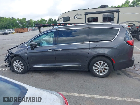 2018 Chrysler Pacifica Touring L z VIN 2C4RC1BG6JR309560, wystawiony jako IAAI lot #39340052 z przebiegiem 62 517 mil mil oraz . Historia ofert i sprzedaży dostępna na DreamBid. Obrazek 14.