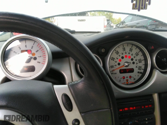 2002 MINI Hardtop with VIN WMWRC33432TE10226, listed as a IAAI auction lot 41973956 with 156,445 mi miles and . Bid and sale history available at DreamBid. Image 7.