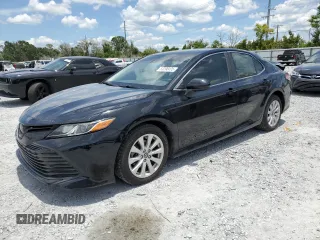 2018 Toyota Camry LE z VIN 4T1B11HK7JU081716, wystawiony jako Copart lot #63296495 z przebiegiem 69 915 mil mil oraz Szkoda całkowita • Salvage title. Historia ofert i sprzedaży dostępna na DreamBid. Obrazek 1.