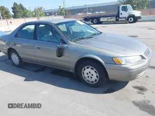 1998 Toyota Camry LE z VIN JT2BG22K9W0121908, wystawiony jako IAAI lot #42017738 z przebiegiem 181 140 mil mil oraz . Historia ofert i sprzedaży dostępna na DreamBid. Obrazek 1.