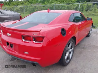 2013 Chevrolet Camaro LT z VIN 2G1FB1E37D9191210, wystawiony jako IAAI lot #42163053 z przebiegiem 316 976 mil mil oraz . Historia ofert i sprzedaży dostępna na DreamBid. Obrazek 4.