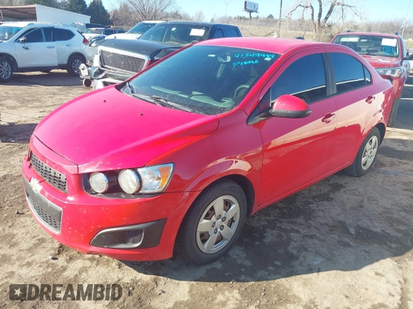 2016 Chevrolet Sonic LS z VIN 1G1JA5SH7G4163256, wystawiony jako IAAI lot #41349948 z przebiegiem 127 279 mil mil oraz . Historia ofert i sprzedaży dostępna na DreamBid. Obrazek 2.