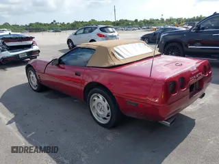 1991 Chevrolet Corvette z VIN 1G1YY3382M5116414, wystawiony jako IAAI lot #42219110 z przebiegiem Nie podano mil oraz . Historia ofert i sprzedaży dostępna na DreamBid. Obrazek 3.