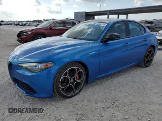 2023 Alfa Romeo Giulia Veloce z VIN ZARFAMBN1P7668694, wystawiony jako Copart lot #53982015 z przebiegiem 12 728 mil mil oraz Szkody całkowita. Historia ofert i sprzedaży dostępna na DreamBid. Obrazek 1.