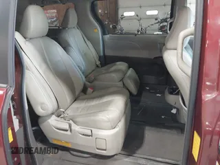 2013 Toyota Sienna XLE z VIN 5TDDK3DCXDS053048, wystawiony jako IAAI lot #42163668 z przebiegiem 104 765 mil mil oraz . Historia ofert i sprzedaży dostępna na DreamBid. Obrazek 8.
