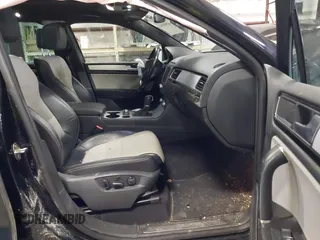 2017 Volkswagen Touareg Wolfsburg Edition z VIN WVGRF7BP0HD003232, wystawiony jako IAAI lot #41985161 z przebiegiem 165 850 mil mil oraz . Historia ofert i sprzedaży dostępna na DreamBid. Obrazek 5.