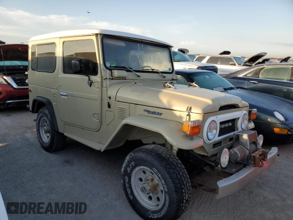 1977 Toyota Land Cruiser z VIN FJ40251338, wystawiony jako Copart lot #74954094 z przebiegiem 83 230 mil mil oraz Szkoda całkowita • Salvage title. Historia ofert i sprzedaży dostępna na DreamBid. Obrazek 4.