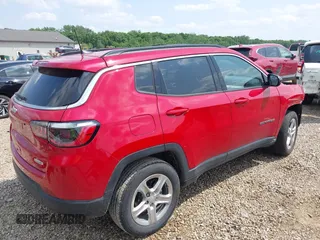 2024 Jeep Compass Latitude z VIN 3C4NJDBN5RT579943, wystawiony jako IAAI lot #42461866 z przebiegiem 18 241 mil mil oraz . Historia ofert i sprzedaży dostępna na DreamBid. Obrazek 4.