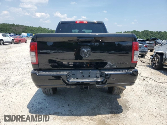 2024 Ram 2500 Big Horn z VIN 3C6UR5DJ4RG382802, wystawiony jako Copart lot #62024245 z przebiegiem 18 033 mil mil oraz Czysty tytuł • Clean title. Historia ofert i sprzedaży dostępna na DreamBid. Obrazek 6.