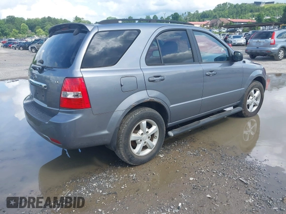 2008 Kia Sorento LX z VIN KNDJC735385819725, wystawiony jako IAAI lot #42487480 z przebiegiem 107 284 mil mil oraz . Historia ofert i sprzedaży dostępna na DreamBid. Obrazek 4.