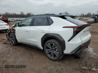 2023 Toyota bZ4X XLE z VIN JTMABACA1PA037703, wystawiony jako Copart lot #39743144 z przebiegiem 1 801 mil mil oraz . Historia ofert i sprzedaży dostępna na DreamBid. Obrazek 2.