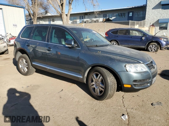 2004 Volkswagen Touareg z VIN WVGEM77L64D051760, wystawiony jako Copart lot #87044304 z przebiegiem Nie podano mil oraz Szkoda całkowita • Salvage title. Historia ofert i sprzedaży dostępna na DreamBid. Obrazek 4.