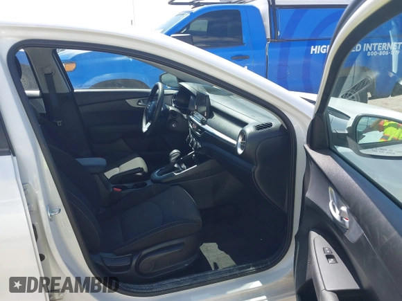 2023 Kia Forte LXS z VIN 3KPF24AD8PE624501, wystawiony jako IAAI lot #42376170 z przebiegiem 49 248 mil mil oraz . Historia ofert i sprzedaży dostępna na DreamBid. Obrazek 5.