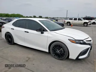 2022 Toyota Camry SE with VIN 4T1G11AK8NU033910, listed as a Copart auction lot 53079455 with 28,298 mi miles and Salvage Title. Bid and sale history available at carsss.com. Image 4.