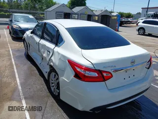 2017 Nissan Altima SR z VIN 1N4AL3AP1HN364103, wystawiony jako IAAI lot #42117683 z przebiegiem 137 704 mil mil oraz . Historia ofert i sprzedaży dostępna na DreamBid. Obrazek 3.
