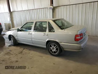 2000 Volvo S70 z VIN YV1LS56D5Y2653853, wystawiony jako Copart lot #75945864 z przebiegiem 226 988 mil mil oraz Szkody całkowita. Historia ofert i sprzedaży dostępna na DreamBid. Obrazek 2.