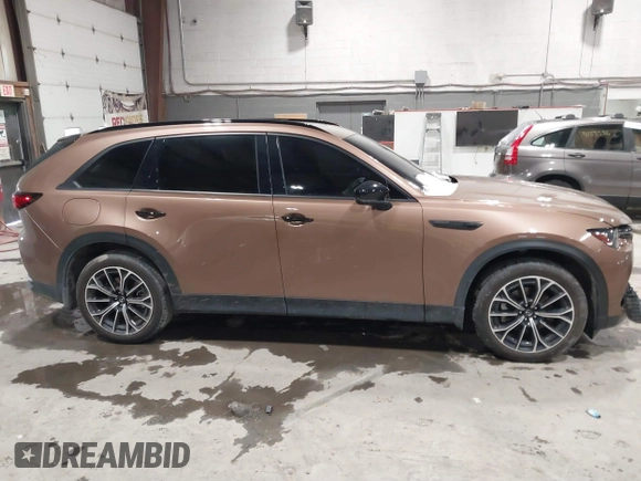 2025 Mazda CX-70 Premium Plus z VIN JM3KJEHA0S1100457, wystawiony jako IAAI lot #41559911 z przebiegiem 9 163 mil mil oraz . Historia ofert i sprzedaży dostępna na DreamBid. Obrazek 13.