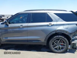 2025 Ford Explorer ST-Line z VIN 1FMUK7KH6SGA94253, wystawiony jako IAAI lot #42477118 z przebiegiem 4 828 mil mil oraz . Historia ofert i sprzedaży dostępna na DreamBid. Obrazek 15.