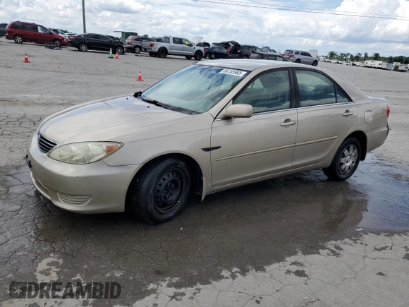 2005 Toyota Camry STD z VIN 4T1BE32K75U087837, wystawiony jako Copart lot #56735965 z przebiegiem 231 694 mil mil oraz Szkoda całkowita • Salvage title. Historia ofert i sprzedaży dostępna na DreamBid. Obrazek 1.