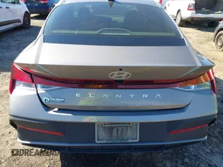 2024 Hyundai Elantra SEL z VIN KMHLM4DG8RU659817, wystawiony jako IAAI lot #41875167 z przebiegiem 31 674 mil mil oraz . Historia ofert i sprzedaży dostępna na DreamBid. Obrazek 16.