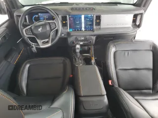 2024 Ford Bronco Badlands z VIN 1FMEE9BP5RLA42032, wystawiony jako Copart lot #60283315 z przebiegiem 4 081 mil mil oraz Szkoda całkowita • Salvage title. Historia ofert i sprzedaży dostępna na DreamBid. Obrazek 8.
