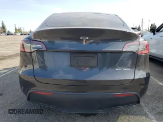 2024 Tesla Model Y Long Range z VIN 7SAYGAEE0RF021084, wystawiony jako Copart lot #51973285 z przebiegiem 25 990 mil mil oraz Szkoda całkowita • Salvage title. Historia ofert i sprzedaży dostępna na DreamBid. Obrazek 6.