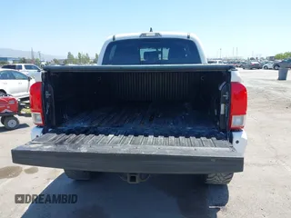 2017 Toyota Tacoma SR5 z VIN 3TMCZ5AN7HM095515, wystawiony jako IAAI lot #42150909 z przebiegiem 70 603 mil mil oraz . Historia ofert i sprzedaży dostępna na DreamBid. Obrazek 16.