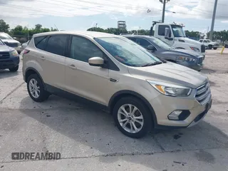 2017 Ford Escape SE z VIN 1FMCU9G9XHUF11239, wystawiony jako IAAI lot #42521268 z przebiegiem 103 573 mil mil oraz . Historia ofert i sprzedaży dostępna na DreamBid. Obrazek 1.